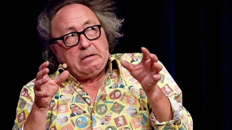 Willkommen im Land der Jammerer und Zauderer: Urban Priol nimmt bei seinem Gastspiel in Coburg laienhafte Politiker-Darsteller und verzagte Wähler gleichermaßen satirisch ins Visier.  Fotos: Jochen Berger