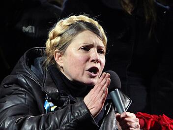 Die ukrainische Oppositionspolitikerin Julia Timoschenko spricht zu einer Menschenmenge in Kiew. Foto: Igor Kovalenko/dpa