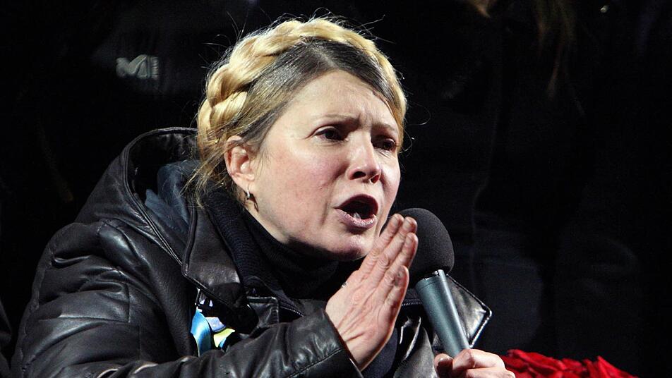 Die ukrainische Oppositionspolitikerin Julia Timoschenko spricht zu einer Menschenmenge in Kiew. Foto: Igor Kovalenko/dpa