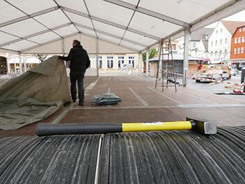 Hammer-Dimensionen? Die Überdachung der Eislaufbahn "Nes on Ice" sowie die große Party-Hütte stoßen nicht bei jedem auf Gegenliebe. Stadträtin Anne Zeisner stieß sich im Haupt- und Finanzausschuss am optischen Eindruck des Ensembles. Foto: Gerhard Fischer