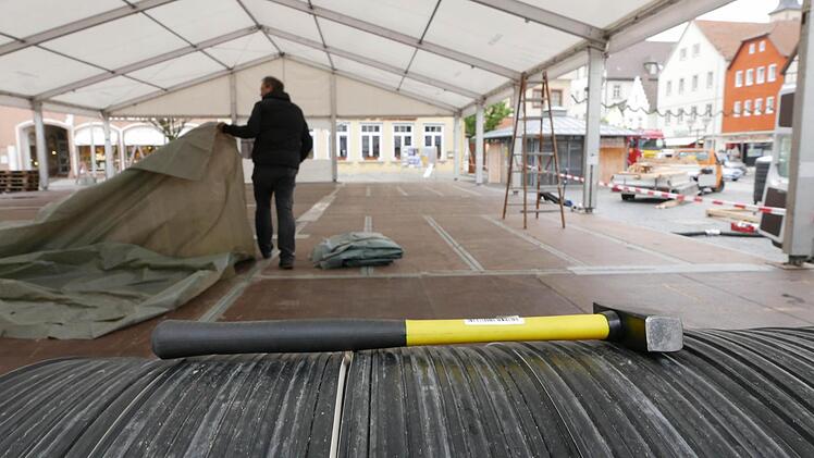 Hammer-Dimensionen? Die Überdachung der Eislaufbahn "Nes on Ice" sowie die große Party-Hütte stoßen nicht bei jedem auf Gegenliebe. Stadträtin Anne Zeisner stieß sich im Haupt- und Finanzausschuss am optischen Eindruck des Ensembles. Foto: Gerhard Fischer