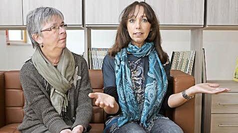 AWO-Geschäftsführerin Lisa Hoffmann und Irene Hofmann, die Leiterin der Kindertagesstätte, im SieKids-Elterncafé. Foto: Barbara Herbst