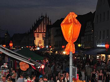Das 8. Musik- und Kunstfestival des Aktionskreises Haßfurt Aktiv war ein voller Erfolg. Besonders romantisch war es in der Nacht, als die Altstadt von Haßfurt in orangefarbenes Licht getaucht war.  Fotos: Ulrike Langer