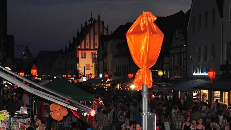 Das 8. Musik- und Kunstfestival des Aktionskreises Haßfurt Aktiv war ein voller Erfolg. Besonders romantisch war es in der Nacht, als die Altstadt von Haßfurt in orangefarbenes Licht getaucht war.  Fotos: Ulrike Langer