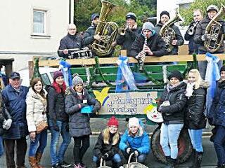 Hoch her ging es beim Kerwa-Umzug der Kupferberger Prinzengarde. Unser Bild zeigt die Kerwamadla zusammen mit Kutscher Franz Rucker (Zweiter von links) mit dem Kerwa-Ensemble der Stadtkapelle (oben) am Torhausweg. Foto: Klaus-Peter Wulf