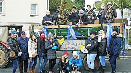 Hoch her ging es beim Kerwa-Umzug der Kupferberger Prinzengarde. Unser Bild zeigt die Kerwamadla zusammen mit Kutscher Franz Rucker (Zweiter von links) mit dem Kerwa-Ensemble der Stadtkapelle (oben) am Torhausweg. Foto: Klaus-Peter Wulf