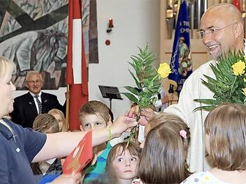 Die beiden Kindergärten St. Kunigund und St. Laurentius schenkten Johannes Reinsch gelbe Rosen. Fotos: Bertram Wagner