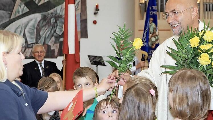 Die beiden Kindergärten St. Kunigund und St. Laurentius schenkten Johannes Reinsch gelbe Rosen. Fotos: Bertram Wagner