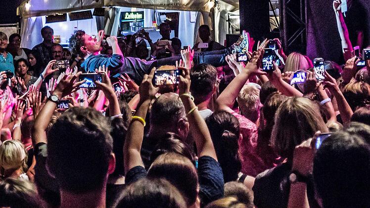 Michael Patrick Kelly zog seine Zuhörer beim Gastspiel im Rahmen des "Tambacher Sommers". Foto: Jochen Berger