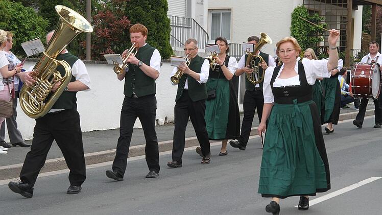 Anneliese Kastner, die Leiterin des Musikvereins Mainleus, führte den großen Festzug an.
