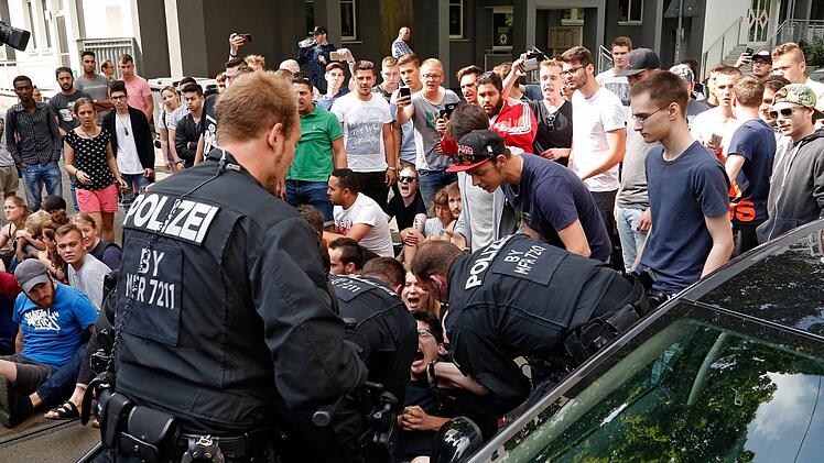 Nachdem eine Demonstration gegen die Abschiebung eines Schülers in Nürnberg eskalierte, gibt die Regierung nun bekannt: Der Afghane hat jahrelang betrogen. Foto: dpa