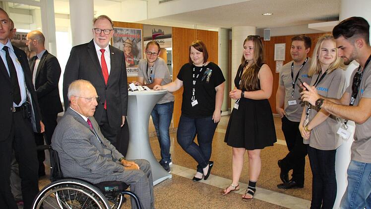 Im Foyer sprach Wolfgang Schäuble kurz mit einigen Mitgliedern der Jungen Union Foto: Oliver Schmidt