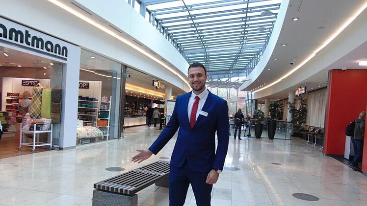 Vladimir Tinchev zeigt, wo der Boden bald den Blick ins Erdgeschoss freigeben soll.Petra Malbrich