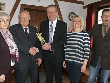 Gleich doppelten Grund zu feiern hatte das Ehepaar Landskron: Jutta Landskron ist vor wenigen Tagen 75 Jahre alt geworden, Dietrich Landskron 80. Der stellvertretende Bürgermeister Franz Schrepfer gratulierte im Namen der Stadt Stadtsteinach, auch die beiden Kinder Kerstin und Oliver, die vier Enkel, ein Urenkel und die gesamte Familie kamen in den Feststadel Zettlitz. Foto: Sonny Adam