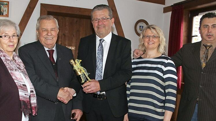 Gleich doppelten Grund zu feiern hatte das Ehepaar Landskron: Jutta Landskron ist vor wenigen Tagen 75 Jahre alt geworden, Dietrich Landskron 80. Der stellvertretende Bürgermeister Franz Schrepfer gratulierte im Namen der Stadt Stadtsteinach, auch die beiden Kinder Kerstin und Oliver, die vier Enkel, ein Urenkel und die gesamte Familie kamen in den Feststadel Zettlitz. Foto: Sonny Adam