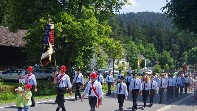 Der gro&szlig;e Festumzug bildete den H&ouml;hepunkt des 125-j&auml;hrigen Jubil&auml;ums der FFW Gifting. Foto: Heike Sch&uuml;lein