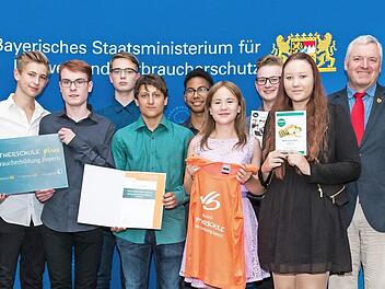 Die Vertreter der Mittelschule Ebern (im Bild) mit Eberns B&uuml;rgermeister J&uuml;rgen Hennemann nahmen stolz den Preis als "Partnerschule Verbraucherbildung Plus" entgegen. Foto: Mirko Milovanovic