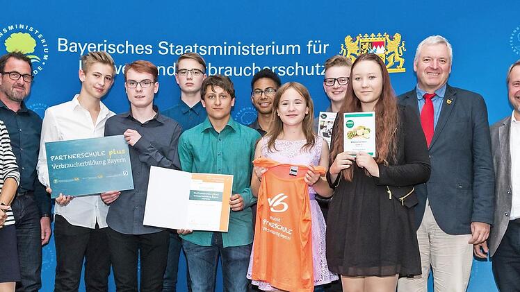 Die Vertreter der Mittelschule Ebern (im Bild) mit Eberns B&uuml;rgermeister J&uuml;rgen Hennemann nahmen stolz den Preis als "Partnerschule Verbraucherbildung Plus" entgegen. Foto: Mirko Milovanovic