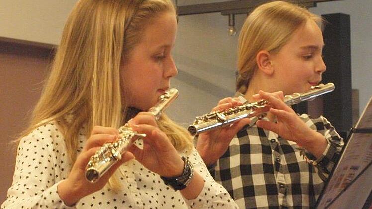 Die beiden zehnjährigen Schülerinnen Hannah Schütz und Magdalena Geiger (von links) spielten mit ihren Querflöten das eingängige Lied "Bella Bimba" im Duett.  Foto: Alfred Thieret