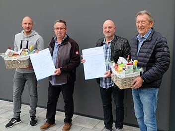 Geschäftsführer Stefan Schmitt( von links) und Seniorchef Werner Schmitt (rechts) freuen sich über ihre treuen Mitarbeiter Robert Schmitt und Dieter Geier, die seit 40 Jahren in dem Betrieb arbeiten. Foto:  Philipp Bauernschubert