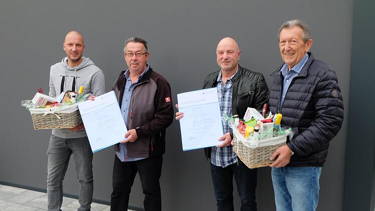 Geschäftsführer Stefan Schmitt( von links) und Seniorchef Werner Schmitt (rechts) freuen sich über ihre treuen Mitarbeiter Robert Schmitt und Dieter Geier, die seit 40 Jahren in dem Betrieb arbeiten. Foto:  Philipp Bauernschubert