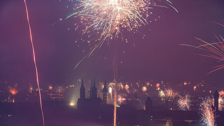 Silvester 2025: Bamberg schie&szlig;t sich ins neue Jahr 2025 - Feuerwerk &uuml;ber der Domstadt