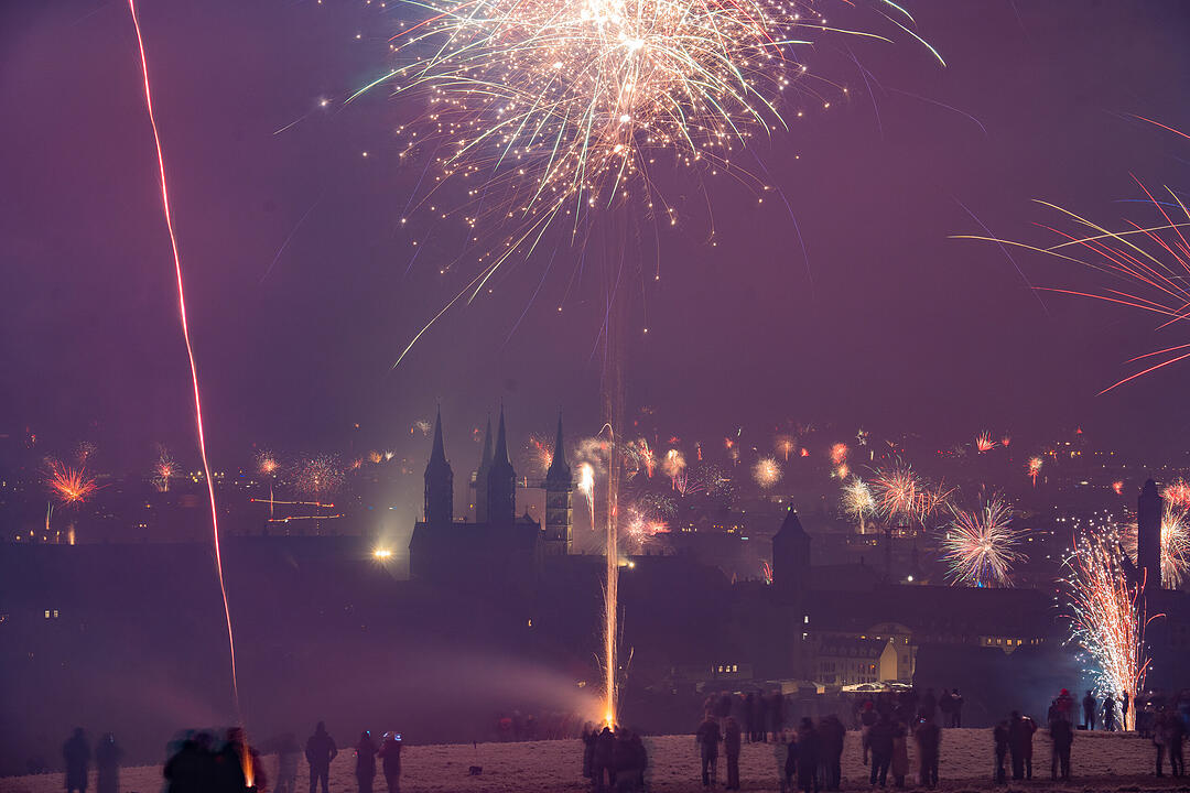 Silvester 2025: Bamberg schießt sich ins neue Jahr 2025 - Feuerwerk über der Domstadt Silvester 2025: Bamberg schießt sich ins neue Jahr 2025 - Feuerwerk über der Domstadt