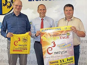 Landrat Christian Meißner (Mitte), der Umweltingenieur Martin Dirauf (rechts) und Oberregierungsrat Anton Fleischmann machen auf die 18. Lichtenfelser Sonnentage am 11. Juli aufmerksam. Foto: Thieret