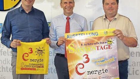 Landrat Christian Meißner (Mitte), der Umweltingenieur Martin Dirauf (rechts) und Oberregierungsrat Anton Fleischmann machen auf die 18. Lichtenfelser Sonnentage am 11. Juli aufmerksam. Foto: Thieret