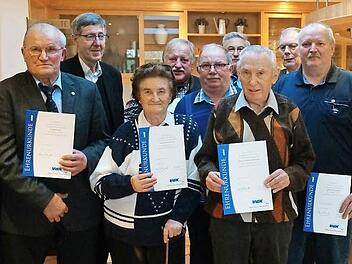 Die Geehrten von links : Vorsitzende des VdK-OV Vorra Theresia Dotterweich, Georg Lang, Pfarrer Wolfgang Schmidt, Lona K&ouml;hler, Robert Bessler, Georg Alt, Stellvertreter Andreas Denzler, Manfred Kundm&uuml;ller, Volker Ehrenberg, Gerhard Martin, B&uuml;rgermeister Jakobus K&ouml;tzner Foto: privat