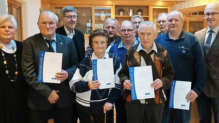 Die Geehrten von links : Vorsitzende des VdK-OV Vorra Theresia Dotterweich, Georg Lang, Pfarrer Wolfgang Schmidt, Lona K&ouml;hler, Robert Bessler, Georg Alt, Stellvertreter Andreas Denzler, Manfred Kundm&uuml;ller, Volker Ehrenberg, Gerhard Martin, B&uuml;rgermeister Jakobus K&ouml;tzner Foto: privat