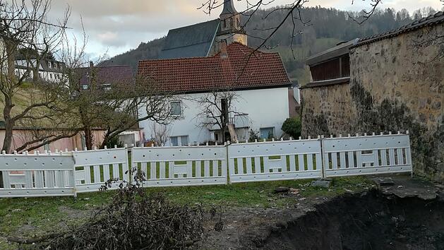 Pl&ouml;tzlich brach der Boden weg - vorbei war es mit der Idylle im Garten der Familie Sailer, der direkt an der Stadtmauer liegt. Rechts der tiefe Krater, der inzwischen wieder gef&uuml;llt ist. Foto: Michael Sailer