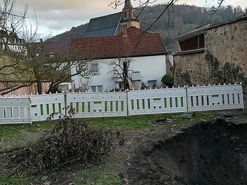 Plötzlich brach der Boden weg - vorbei war es mit der Idylle im Garten der Familie Sailer, der direkt an der Stadtmauer liegt. Rechts der tiefe Krater, der inzwischen wieder gefüllt ist. Foto: Michael Sailer