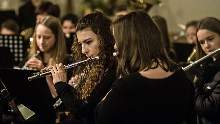 Großer Andrang: Zahlreiche Zuhörer erlebten das Adventskonzert des Gymnasiums Albertinum in der Coburger Heilig-Kreuz-Kirche.Foto: Jochen Berger