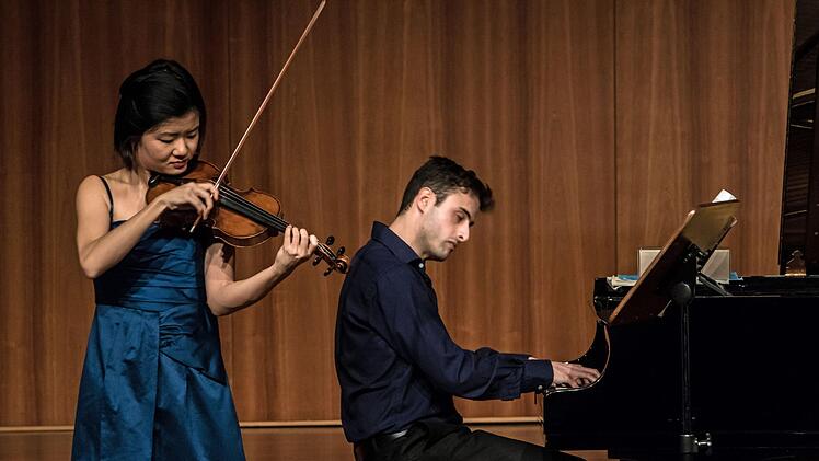 Die Geigerin Mayumi Kanagawa  und der Pianist  Ido Ramot beeindruckten bei ihrem Duoabend im Coburger Kongresshaus.Foto: Jochen Berger