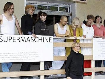 Die Kunststudenten und ihre Professorin Ellen Blumenstein (unten) bei der Ausstellungseröffnung