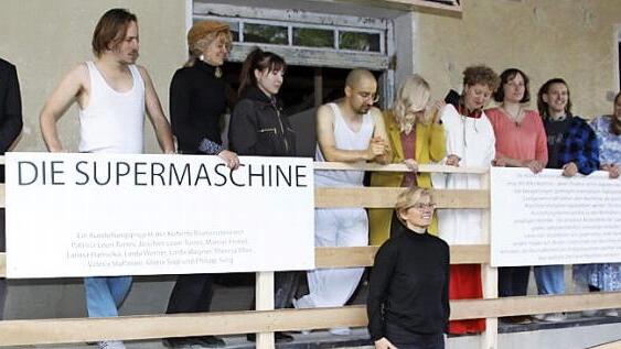 Die Kunststudenten und ihre Professorin Ellen Blumenstein (unten) bei der Ausstellungseröffnung