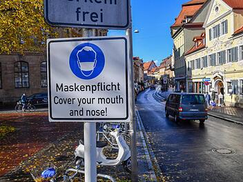 Die bisherigen Maßnahmen, wie zum Beispiel die Maskenpflicht an viel besuchten Orten (hier in der Langen Straße in Bamberg), haben die Infektionszahlen nicht nachhaltig nach unten gedrückt. Jetzt kommt ab Mittwoch der harte Lockdown.  Foto: Ronald Rinklef