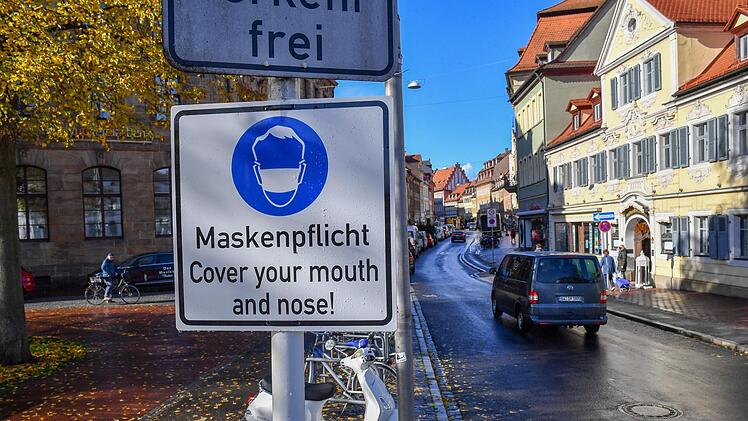 Die bisherigen Maßnahmen, wie zum Beispiel die Maskenpflicht an viel besuchten Orten (hier in der Langen Straße in Bamberg), haben die Infektionszahlen nicht nachhaltig nach unten gedrückt. Jetzt kommt ab Mittwoch der harte Lockdown.  Foto: Ronald Rinklef