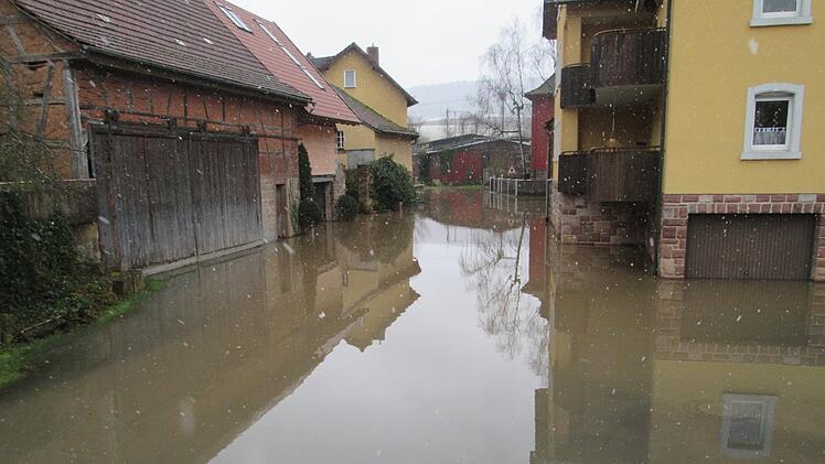 "Land unter" auch in der Diebacher Josef-Bott-Straße. Hammelburgs Bürgermeister Armin Warmuth hoffte am Wochenende, dass es nicht schlimmer werden würde.  Foto: Winfried Ehling