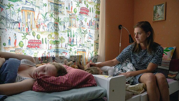 Leena Niemitalo (Kreeta Salminen, rechts) macht sich gro&szlig;e Sorgen: Ihr Mann ist verschwunden.