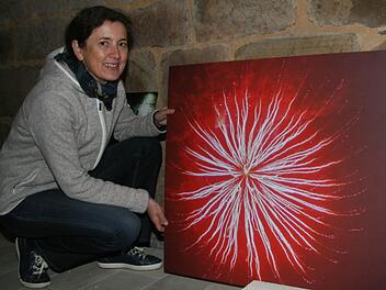 Kerstin Sperschneider entfacht im Rubelkeller ein Feuerwerk - natürlich in Kronach aufgenommen. Sie ordnet ihren Acrylplattenfotos die vier Elemente zu. Fotos: Sonja Adam