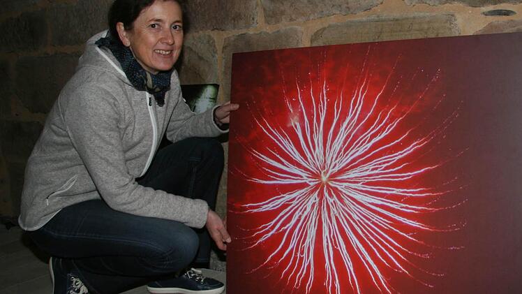 Kerstin Sperschneider entfacht im Rubelkeller ein Feuerwerk - natürlich in Kronach aufgenommen. Sie ordnet ihren Acrylplattenfotos die vier Elemente zu. Fotos: Sonja Adam