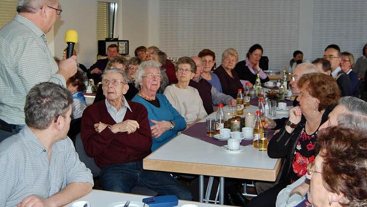 Gastgeber Siegfried Söder lässt die Waldberger aus alter Zeit erzählen. Foto: Sigismund von Dobschütz