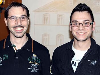 Der bisherige Vorsitzende des Luftsportclubs Nordhalben Marco Ziegler (links) übergab den Vereinsvorsitz an Christian Walle.  Foto: Wunder