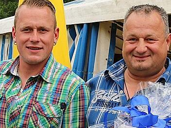Vorsitzender Robby Kuhn gratuliert seinem Vater Stephan, der jetzt Ehrenvorsitzender beim SV Windheim ist.  Foto: Gerd Schaar