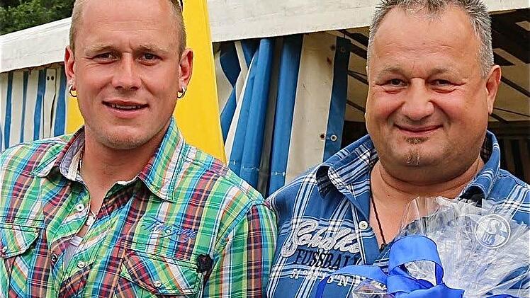 Vorsitzender Robby Kuhn gratuliert seinem Vater Stephan, der jetzt Ehrenvorsitzender beim SV Windheim ist.  Foto: Gerd Schaar