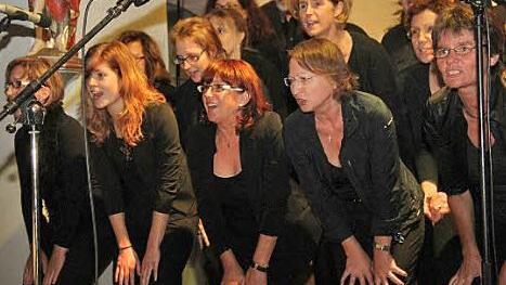 Mit großen Gesten illustrierte der Chor seine Werke - und riss das Publikum mit. Foto: Sonja Adam