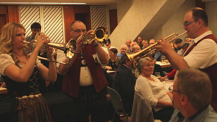 Familientreff" mitten im Saal mit Stefan Frank, Herbert Frank und Diana Ferenz (von rechts).