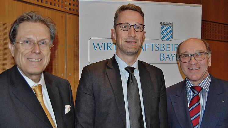 Bezirksvorsitzender Martin Kuchler (rechts) und Jürgen Hofmann (links), Generalsekretär des Wirtschaftsbeirates Bayern, begrüßten als Referenten den Leitenden Ministerialrat Christian Wunderlich, Leiter der Abteilung Landesentwicklung und Heimat. Foto: Sigismund von Dobschütz